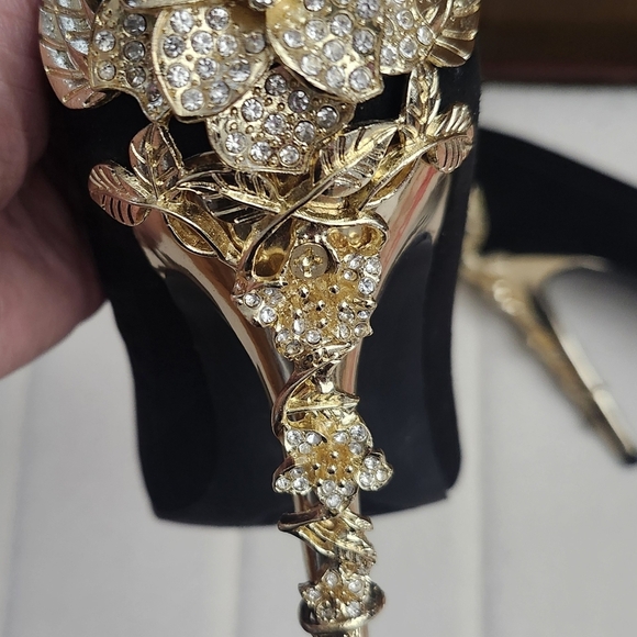 JustFab Black Stiletto Pumps Size US 7.5 Ornate Gold Sculptural  Floral Heels - Picture 12 of 16